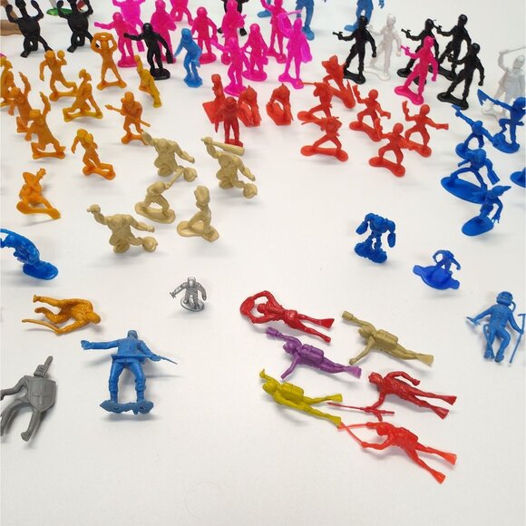 Toy Figurines Vintage Astronauts, Divers, People, Fantasy Mixed Approx 125 pcs - Picture 6 of 14
